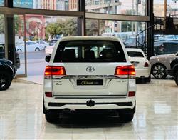 تۆیۆتا لاند کروزەر